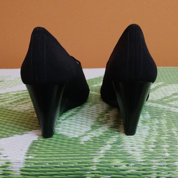 Taryn Rose Elegant Black Wedge Pumps Size 10 - Picture 2 of 8